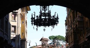 Visite de l’insolite Quartiere Coppedè à Rome Quartiere Coppede Rome Chandelier