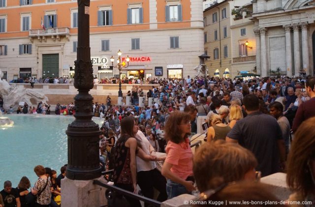 Pickpockets à Rome Foule Fontaine Trevi