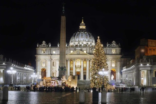 Noël Vatican Sapin et crèche