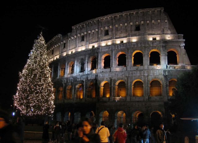 Sapin de Noël devant le Colisée à Rome