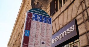 Transports Rome : Tout savoir sur les transports en commun à Rome Arrêt de bus Rome panneau horaires