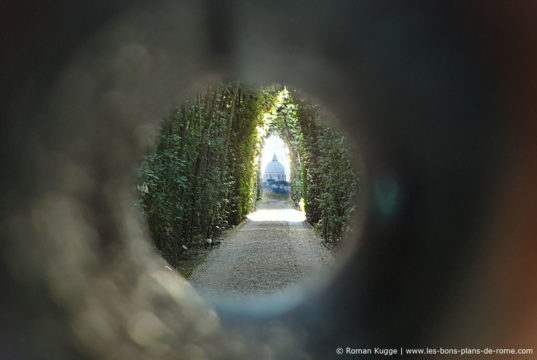 Trou de serrure Rome : Quelle ENORME surprise se cache derrière ? | Les