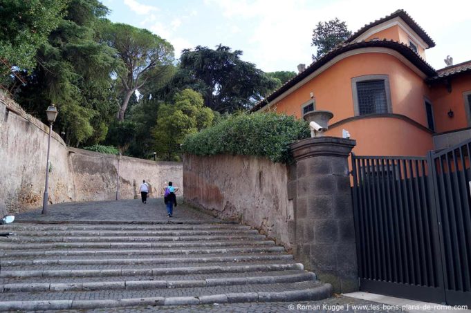 Trou de serrure Rome : Quelle ENORME surprise se cache derrière ? | Les