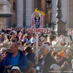 Drapeau pèlerins messes papales