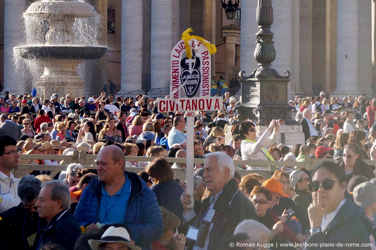 Le Pape lors d'une audience sur la place Saint-Pierre