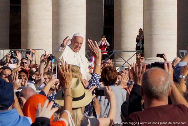 Le pape sur la place Saint-Pierre