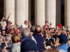 Voir le pape à Rome : comment assister aux audiences ? (billets, horaires, calendrier) Le Pape lors d'une audience sur la place Saint-Pierre