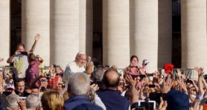 Voir le pape à Rome : comment assister aux audiences ? (billets, horaires, calendrier) Le Pape lors d'une audience sur la place Saint-Pierre