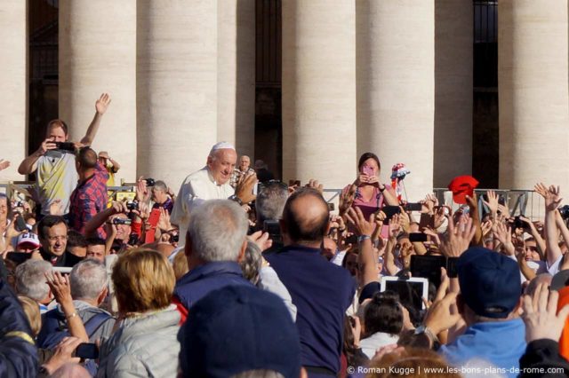 Le Pape lors d'une audience sur la place Saint-Pierre