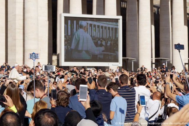 Écran place Saint-Pierre audiences papales